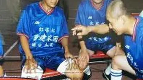 玖月奇迹王小玮后台亲密互动，男化妆师捏脸引热议